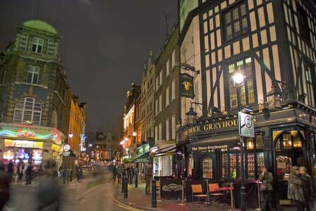 Travel to London: enjoy the nightlife in pubs and bars.